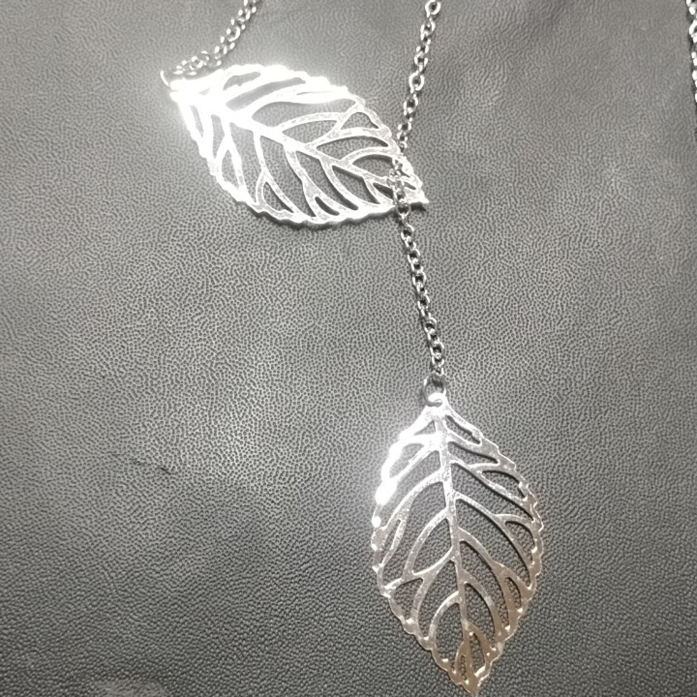 Elegant Silver Tone Leaf Pendant Necklace - Picture 4 of 4